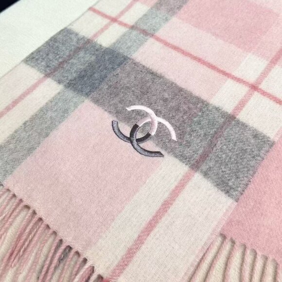 Chanel Sophisticated Two-Tone Shawl - Picture 5 of 6